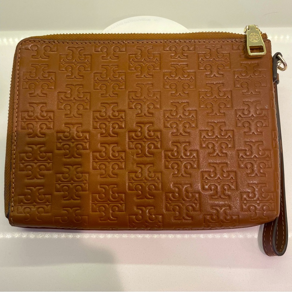TORY BURCH Tan Logo Embossed Wristlet Clutch Bag! Zipper! Most phones fit - Picture 3 of 10